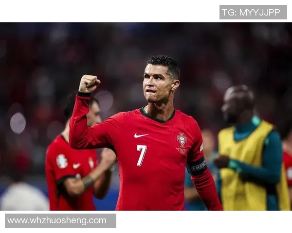 踢足球的球星展现英俊风采 帅气身影瞬间吸引眼球